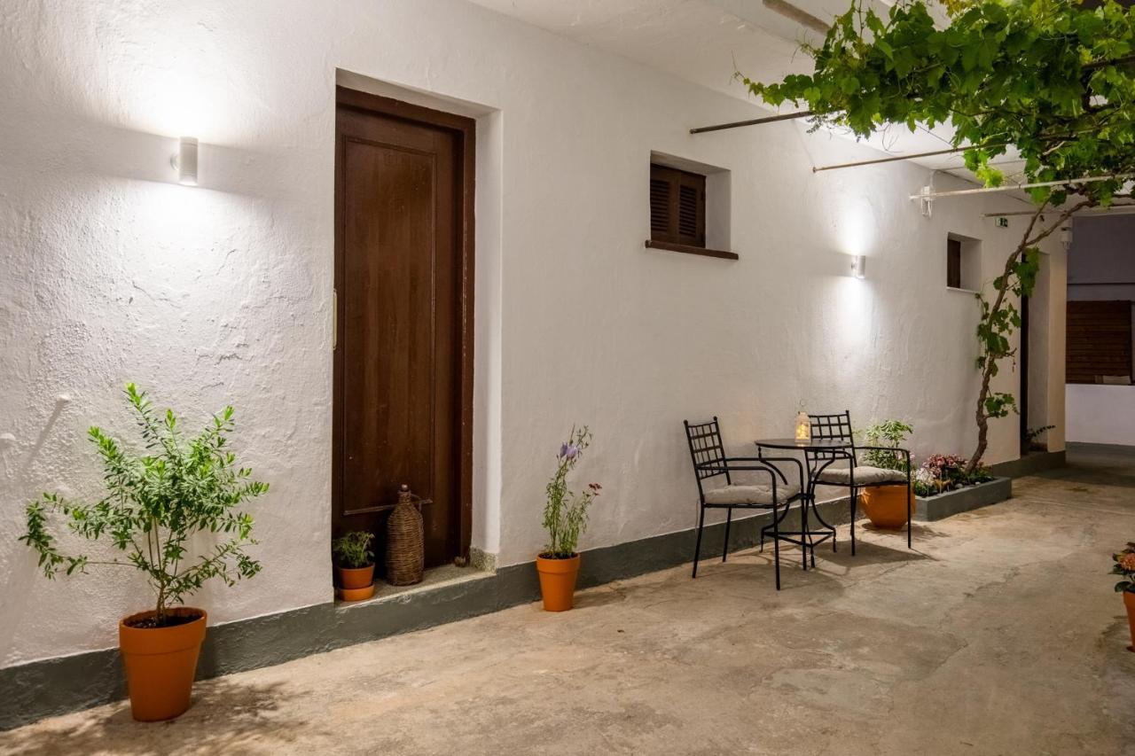 Uncle John'S Guesthouse Skopelos Town Exterior photo