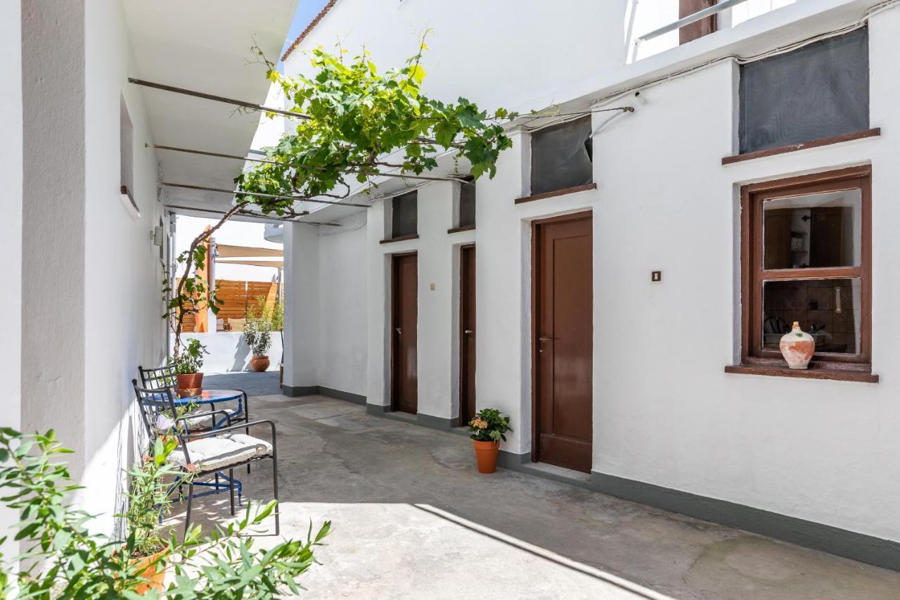 Uncle John'S Guesthouse Skopelos Town Exterior photo