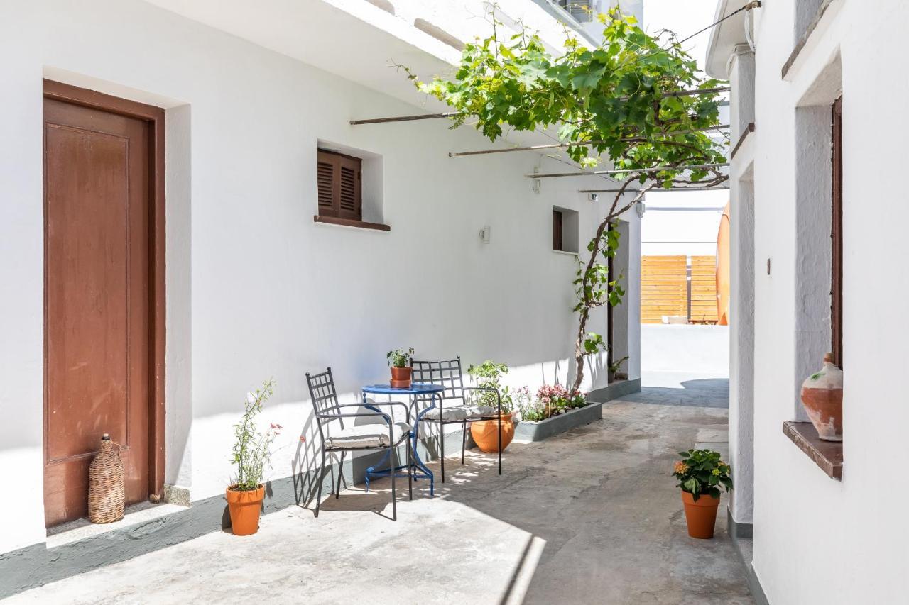 Uncle John'S Guesthouse Skopelos Town Exterior photo